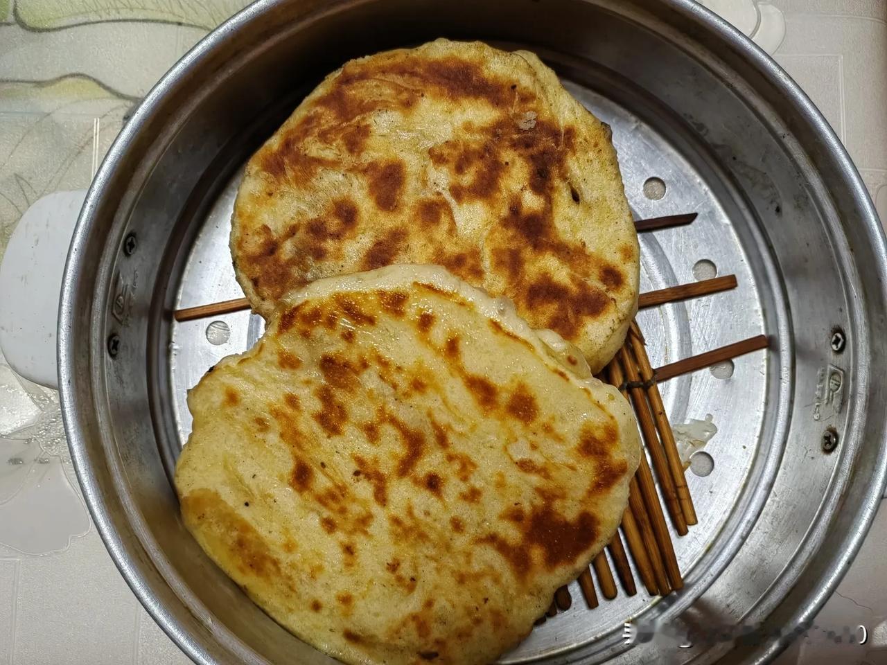 今天晚饭是做的新饭
中午是吃得剩饭
晚上没有主食了
于是决定烙豆馅儿饼和糖饼🫓