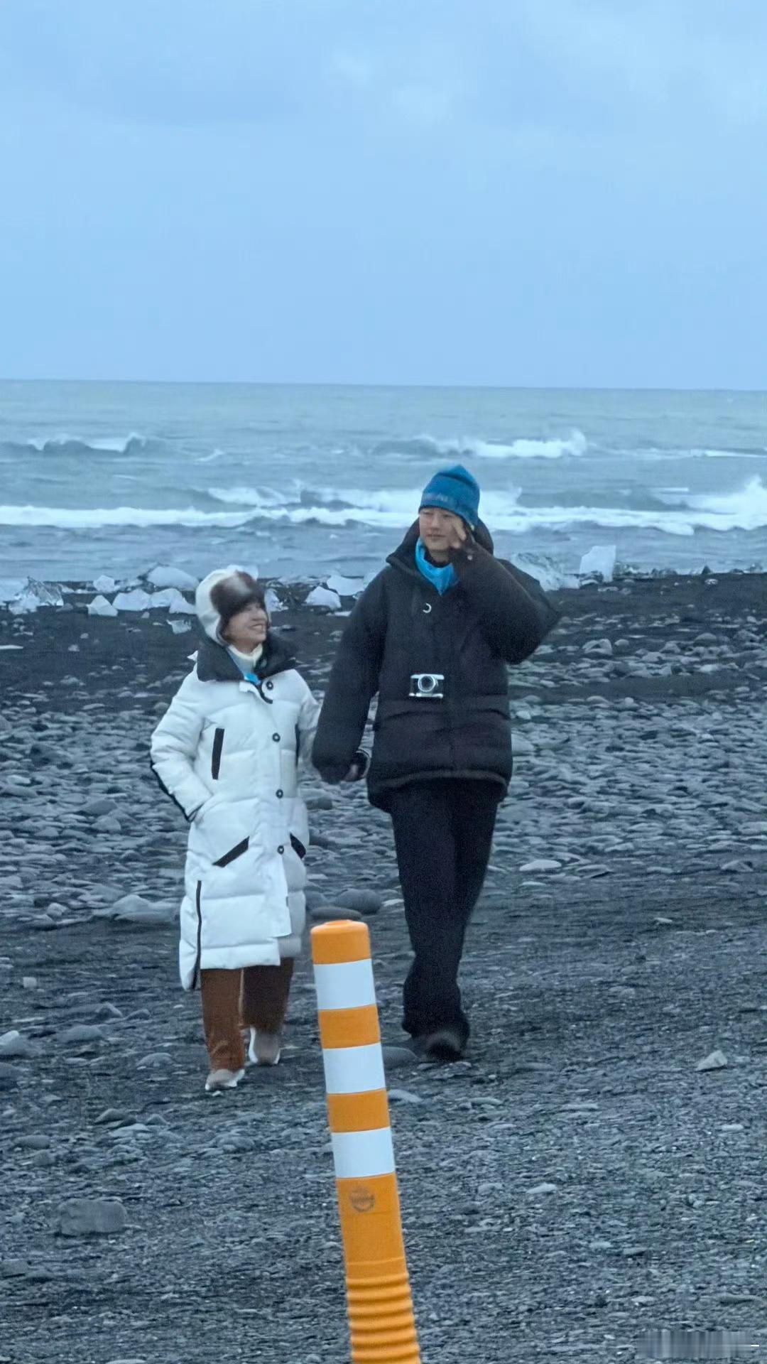 网友偶遇被求婚后的金莎被求婚后的金莎一脸幸福小女孩的样子，希望俩人可以长长久久