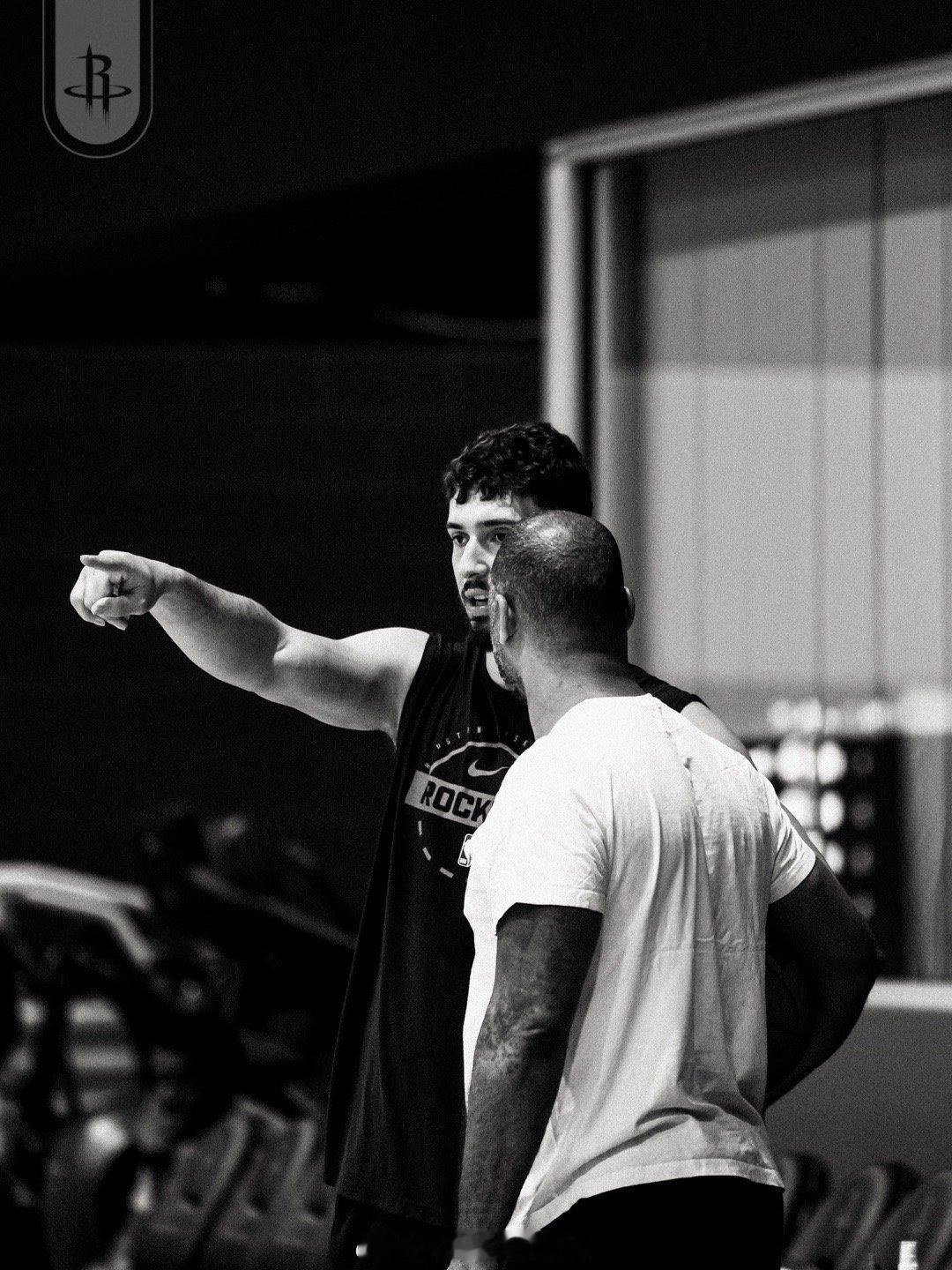 乌度卡说杜兰特训练脚踝有点肿胀，赛前再试一下，目前还是出战存疑。湖人2比0火箭湖