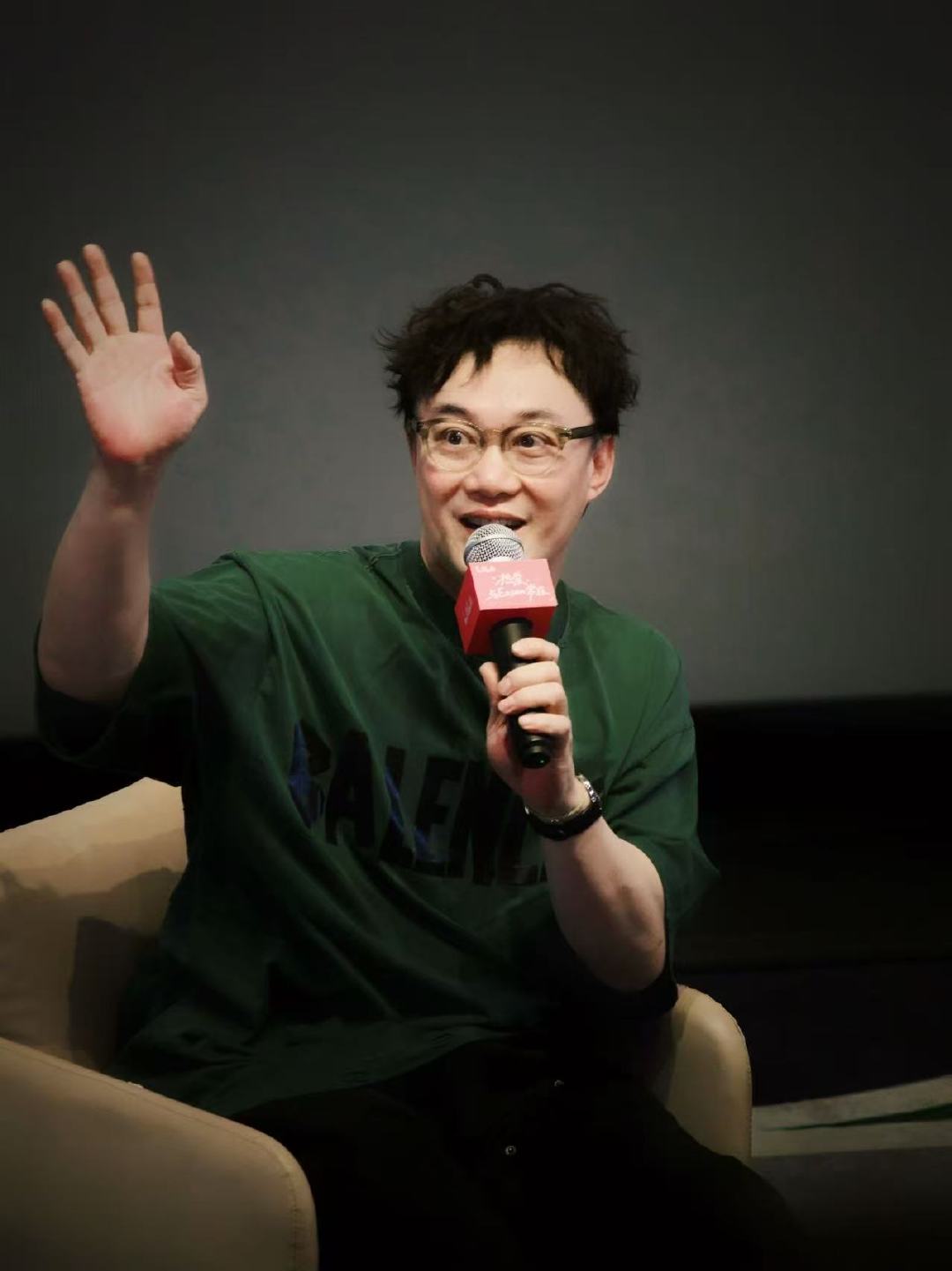 大熊猫被确诊为陈奕迅粉丝 红蓝配色一出来，就知是不是 Eason 同担。成都熊猫