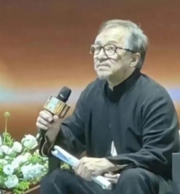 71岁的成龙上了热搜。不是丑闻，比丑闻更震撼。他当着镜头坦然承认了自己有ADHD