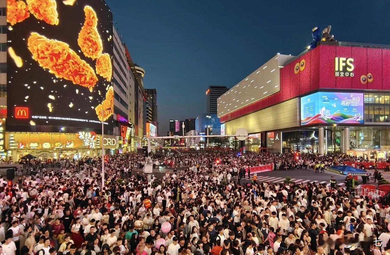 5.1长假：人山人海+天价酒店=牛马工资的收割机‼️
五一出行，单单酒店的住宿费