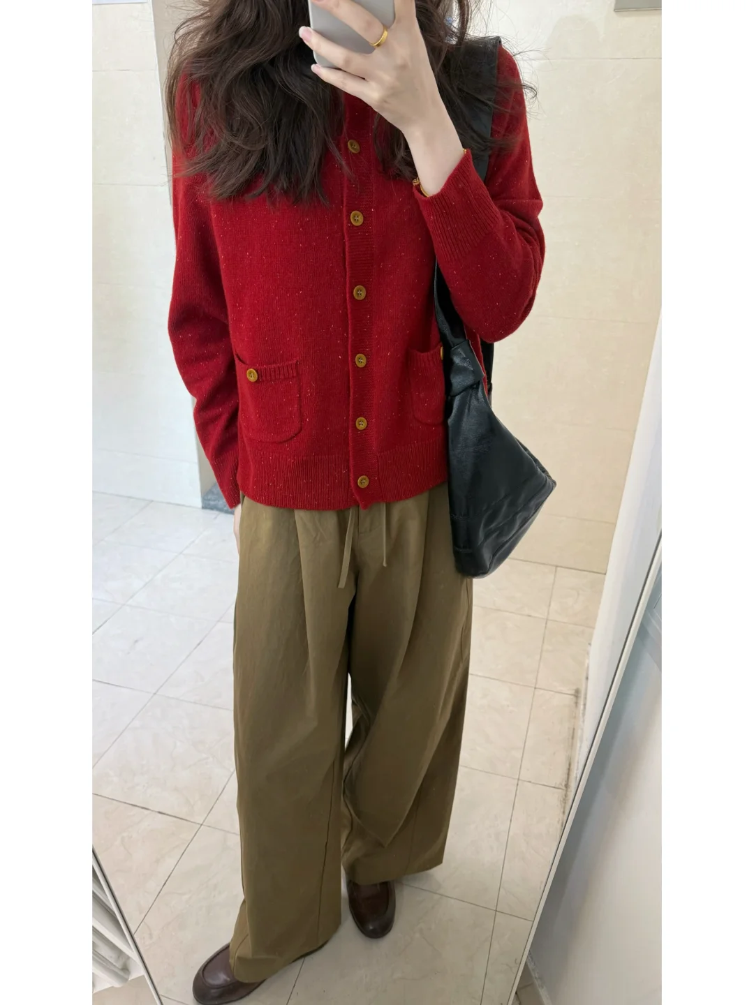 红毛衣也太显白了！