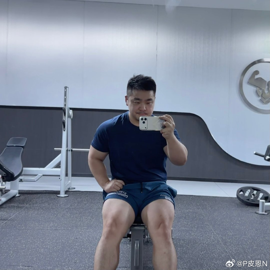 今天找了个老师傅按摩 我像忘了安全词的绝望🍔 只会喊：师傅！轻点！疼！ 