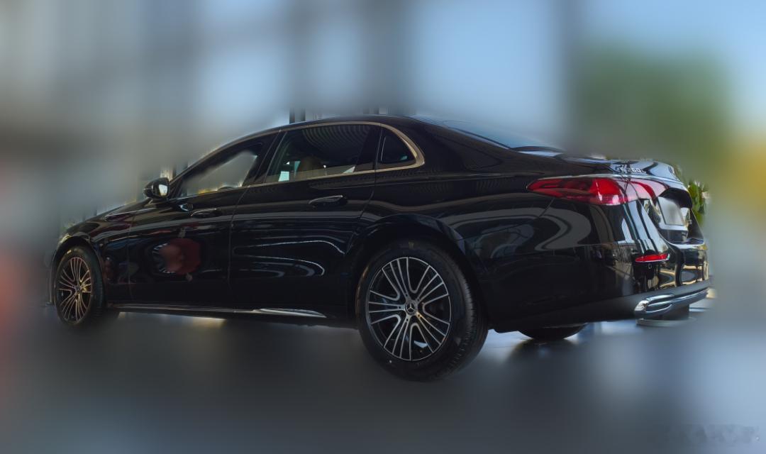 奔驰E销售反馈：1，这家店每天客流约10组，其中3-4组是看E级的。上个月店内交