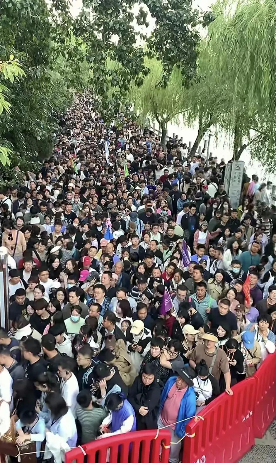 这样的旅游，除了累，毫无意义！
    以下两张图片，是旅游旺季拍的。
    