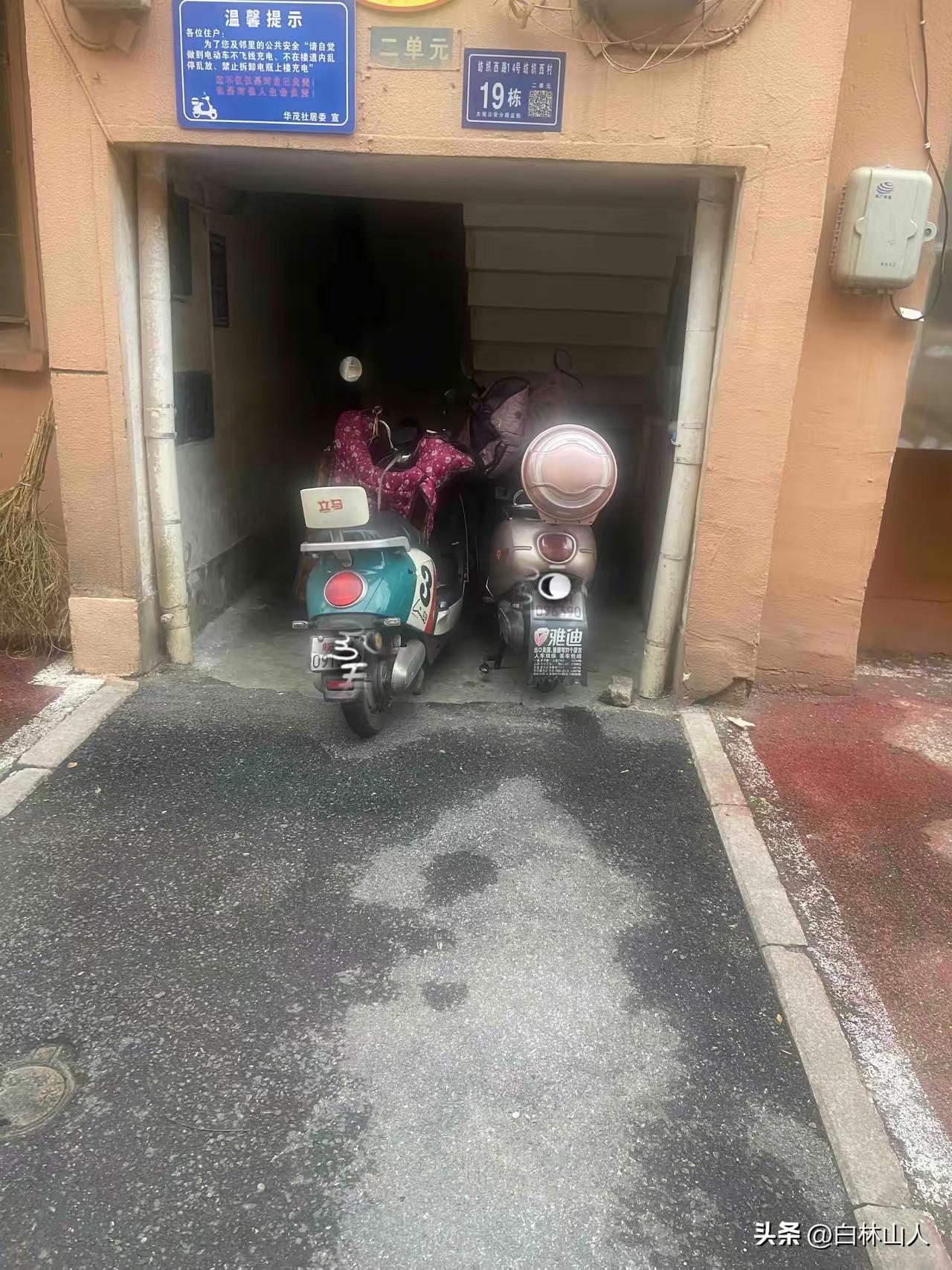 唉！这车放的？
这种现象确实是让人无语，说白了就是不自觉，没有最起码的做人标准，