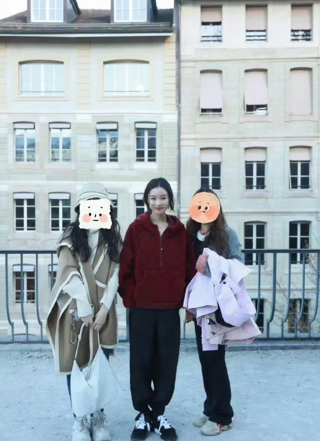 倪妮私服打扮 倪妮瑞士被偶遇！倪妮私服打扮好简约，但这个气质还是很优越[求关注]