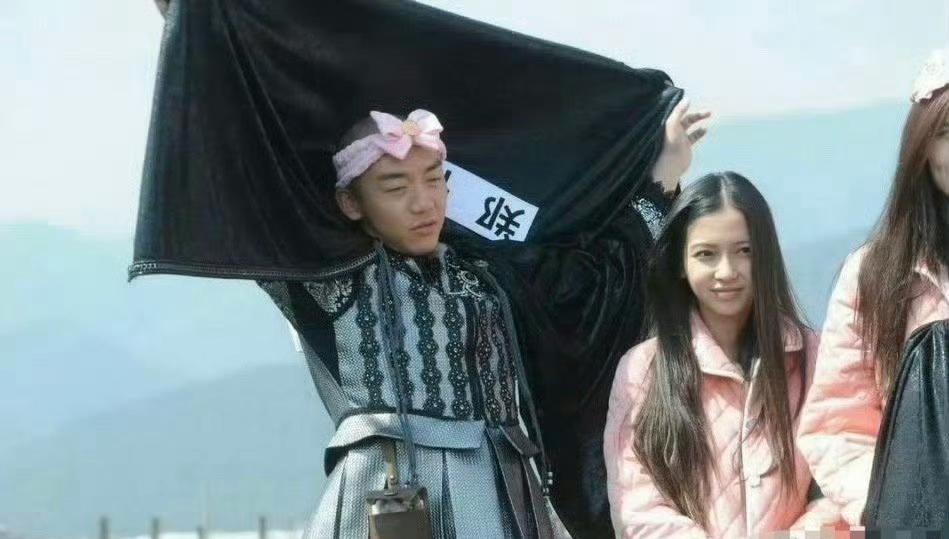 谁懂郑恺这个举动背后的意义啊！
很明显他当时想给baby挡太阳的，当年的跑男，郑