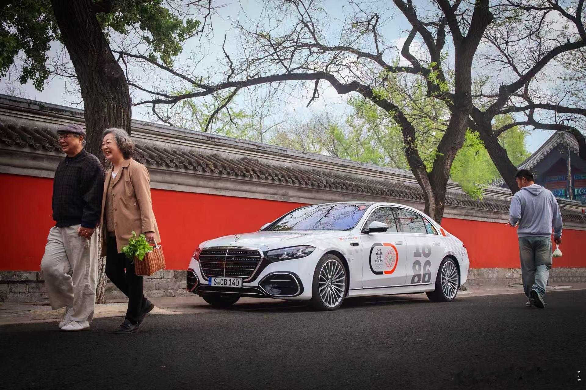 奔驰140周年奔驰从欧洲总部运了一台全新S级到北京车牌照也是有纪念意义的140临