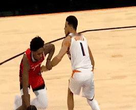 北京时间11月25日，火箭与太阳比赛中阿门复制詹姆斯经典时刻
 

比赛里阿门过