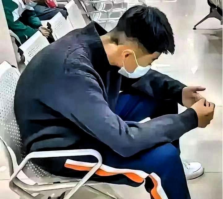 父亲突发脑溢血，14岁的孩子给亲戚挨个打电话借钱，结果没一个肯借。走投无路时，他