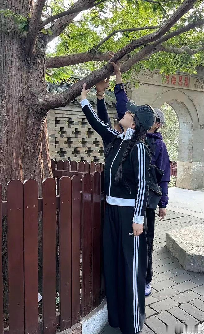马思纯和父母现身大孤山，她妈妈虽然和蒋雯丽是亲姐妹，但是长相风格差距很大。 ​​