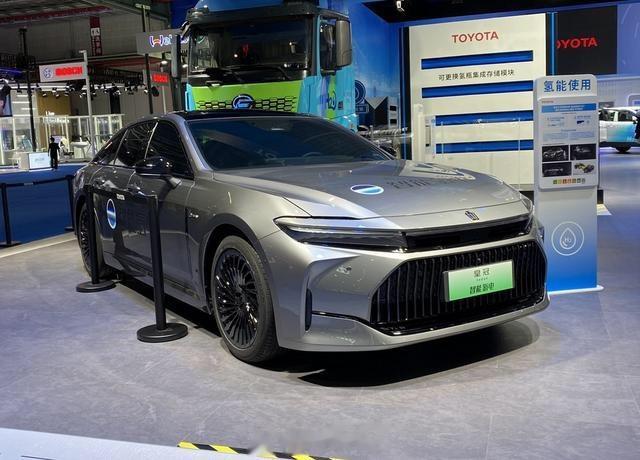 #新能源汽车# 【2023进博会：皇冠Sedan氢燃料版亮相】在2023进博会期