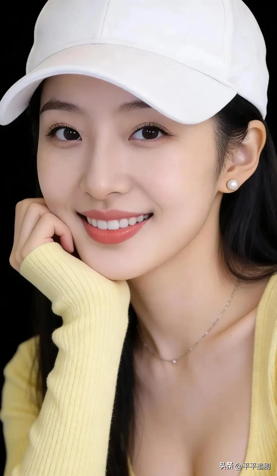 白帽轻压碎发，黄衫裹着温柔。
笑意藏在眉眼间，珍珠与银链相映，
在时光里，做鲜活