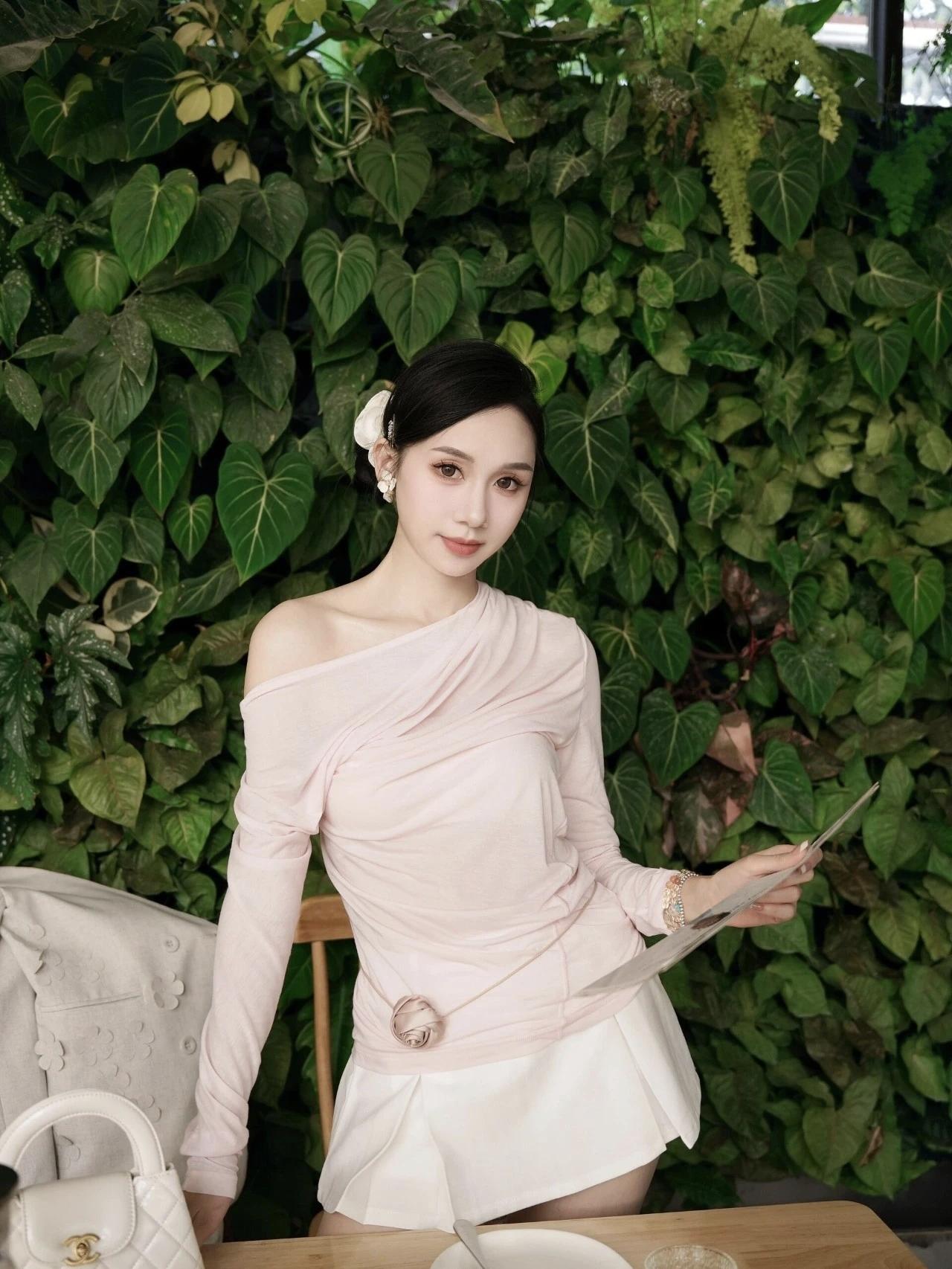 什么样的穿搭可以成为气质女神? 优雅白裙，绿植背景，清新自然，时尚穿搭