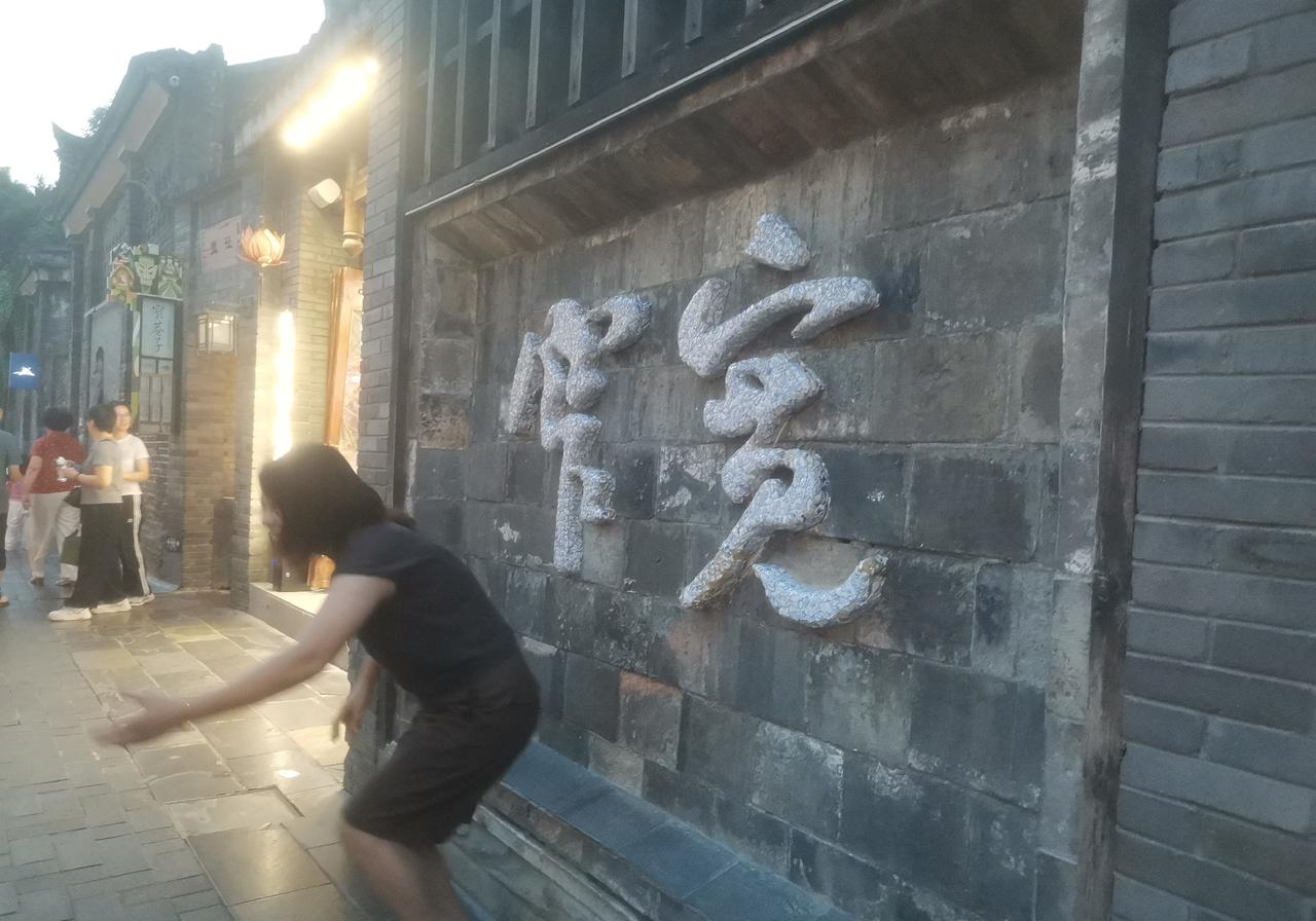 一件小事——窄路错车见人心
深蛙
晌午时分，日头将黄土高坡晒出暖融融的金光。我沿