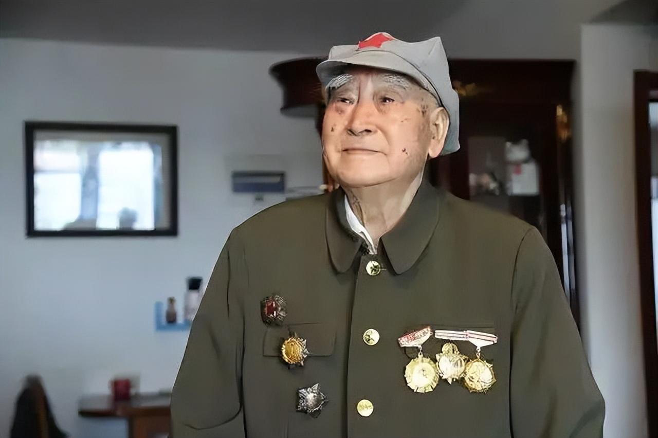 1943年，两名伪军打扫战场时，发现一个八路军还活着，正要上前补刀，这个八路军轻