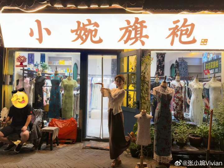 张小婉打卡小婉旗袍张小婉小婉旗袍 张小婉去打卡自家“产业”了！ 