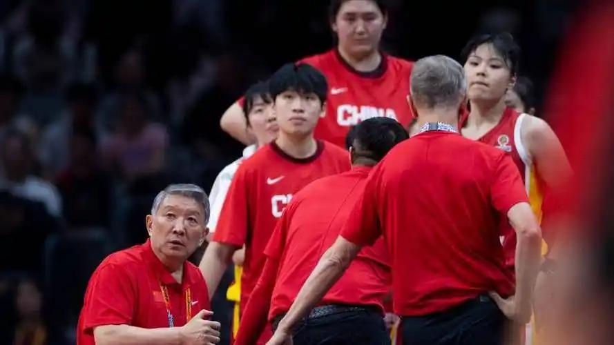 赢了也动不了他的帅位，今晚这场球宫鲁鸣有什么好慌的？中国女篮今晚这场较量，主帅宫