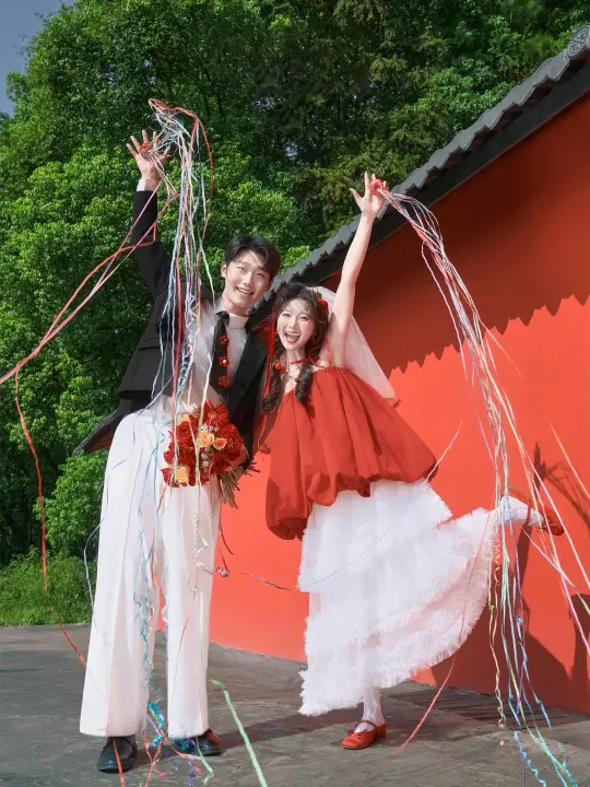 中式红墙下的活泼婚照，爱得热烈又自在❤️