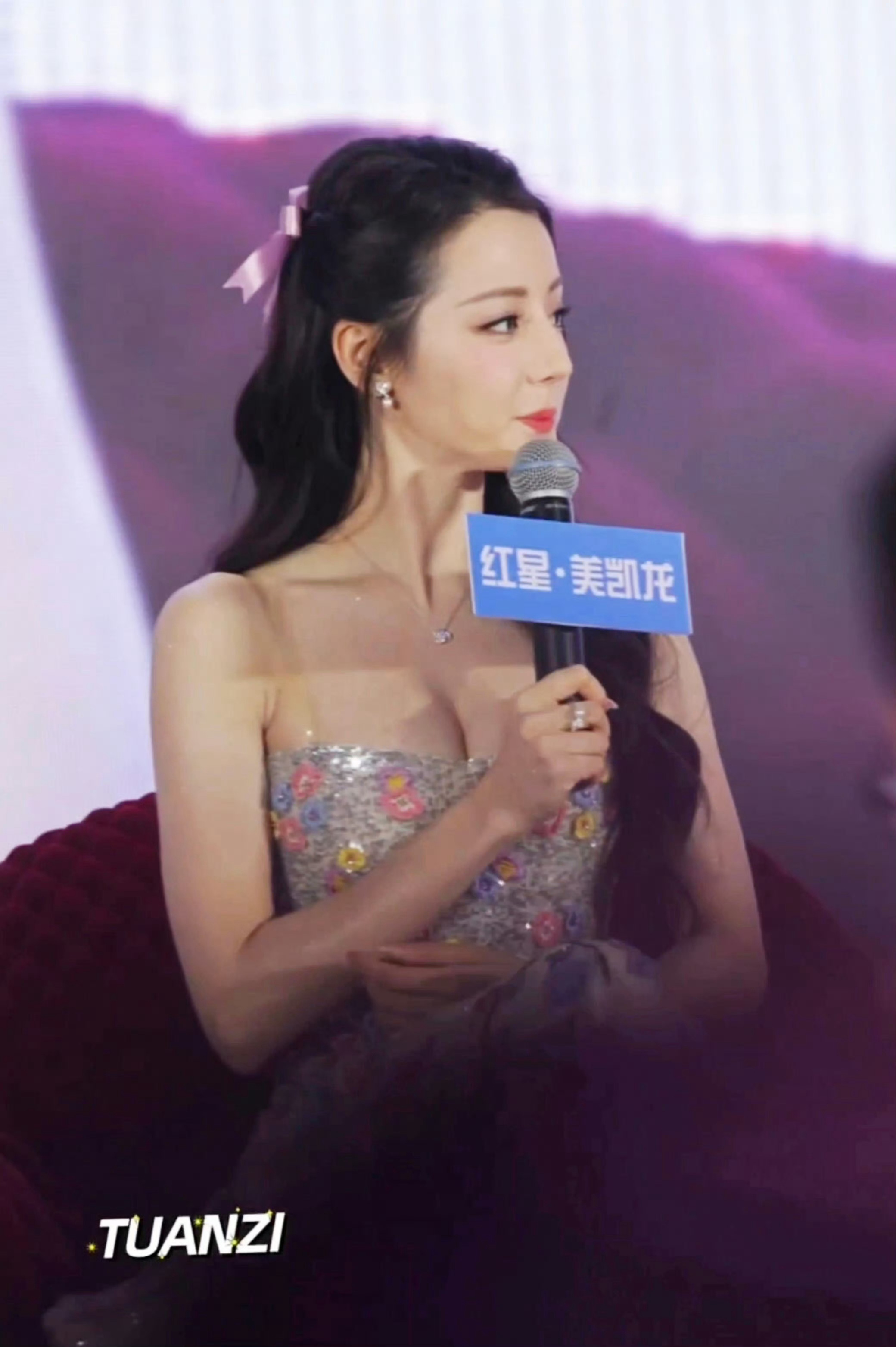 迪丽热巴拍照被认出仓皇跑到车上迪丽热巴红星美凯龙活动