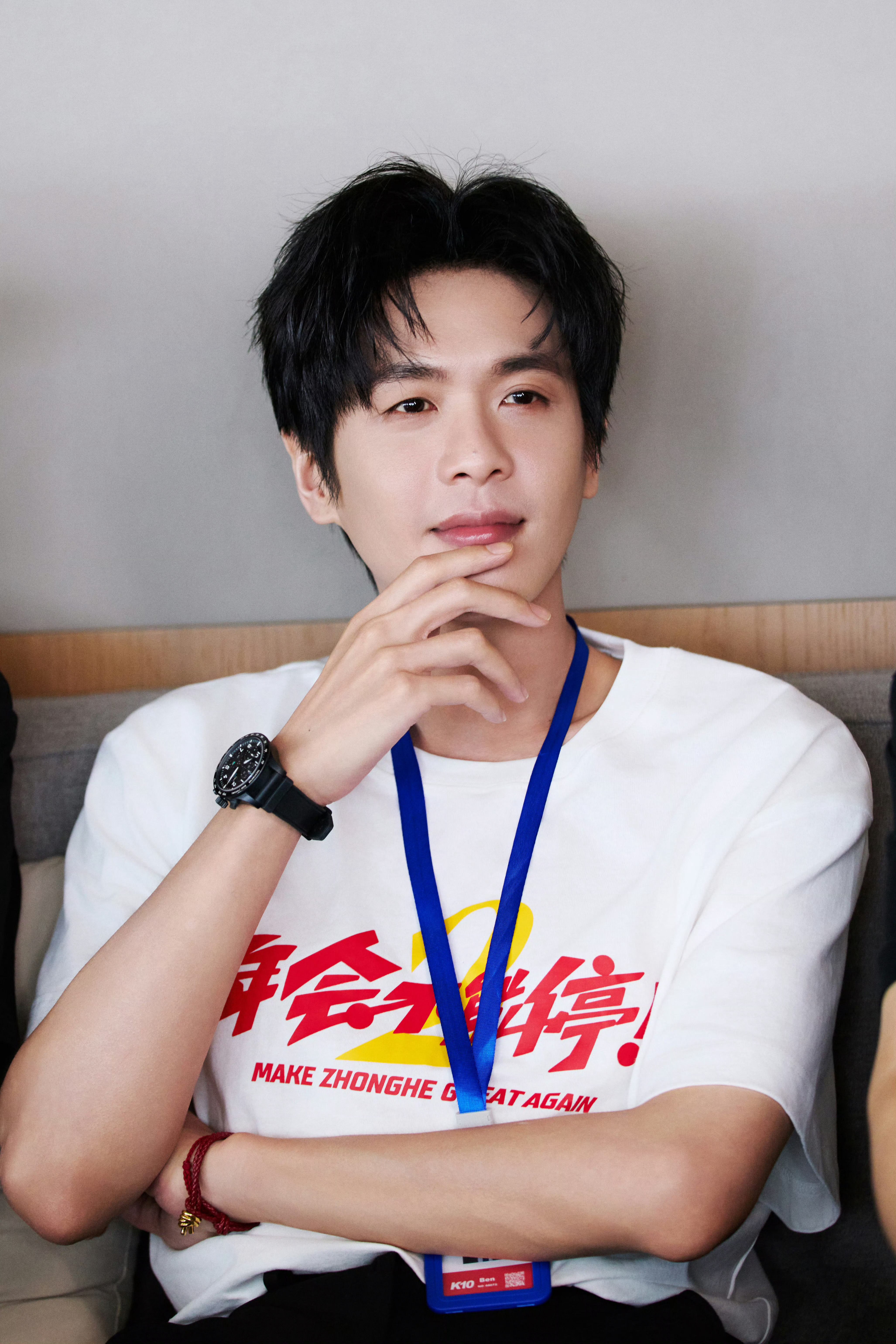 看得出张若昀很爱上班了 在电影《年会不能停！2》的无数个平行时空中，众和员工刘奔
