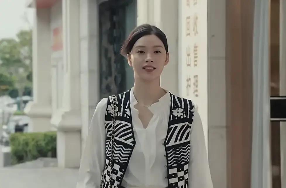 张佳宁李兰迪演的《女神蒙上眼》24集刚播完。

讲的是三个女律师在律所摸爬滚打，