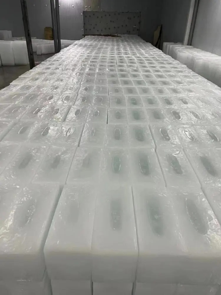 一位养鱼塘的塘主投放了大量的鱼苗，天气太热发现鱼塘温度达到了40多度，塘主觉得太