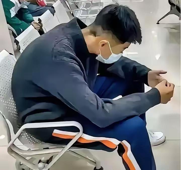 父亲突发脑溢血，14岁的孩子给亲戚挨个打电话借钱，结果没一个肯借。走投无路时，他