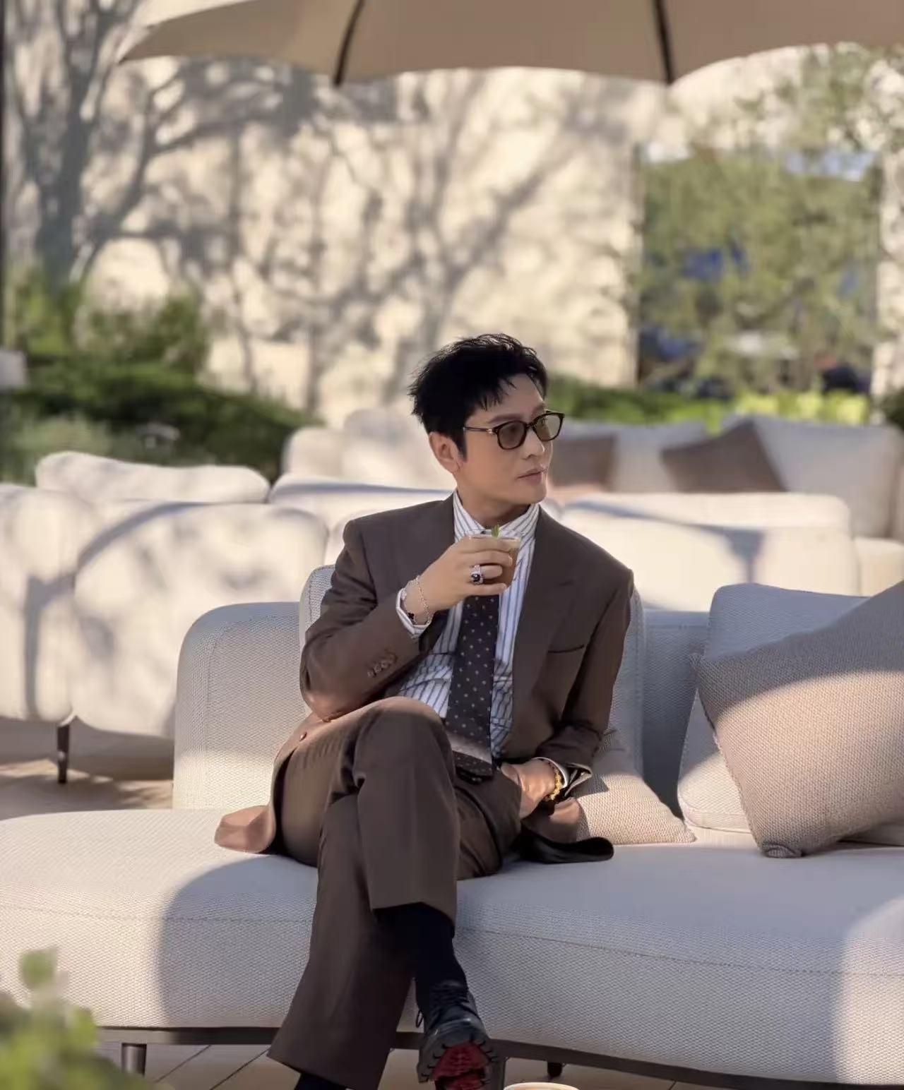 黄晓明又有新动作，被网友在上海一超级高档的售楼部偶遇，据说这个楼盘很牛炸，看房还