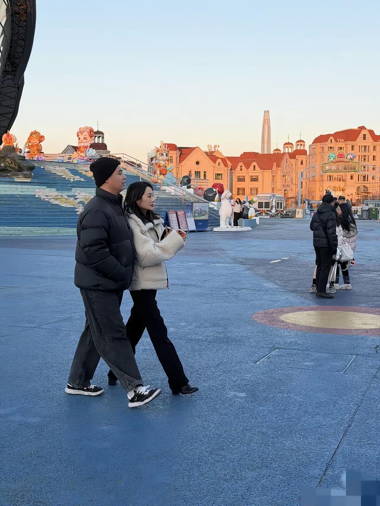 演员李纯和她的丈夫。
很般配，李纯真会找。
李纯美照 李纯 
李纯壁纸