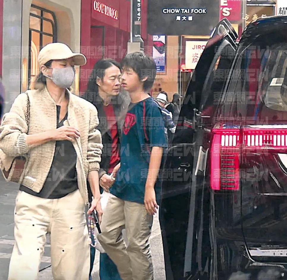 61岁蔡一智陪儿子逛街，13岁儿子身高猛长，父子俩有说有笑感情好！ 