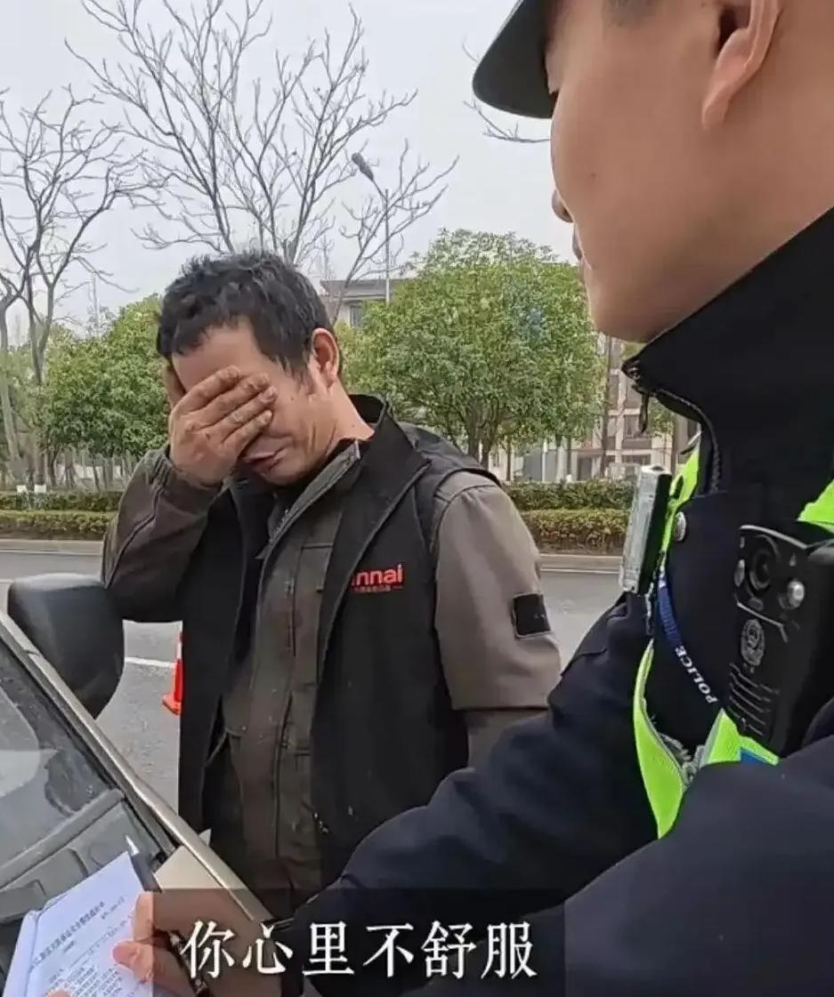 湖南一违章面包车被交警拦下，交警准备罚单，因为随口问一句过年怎么还拉货，司机破防