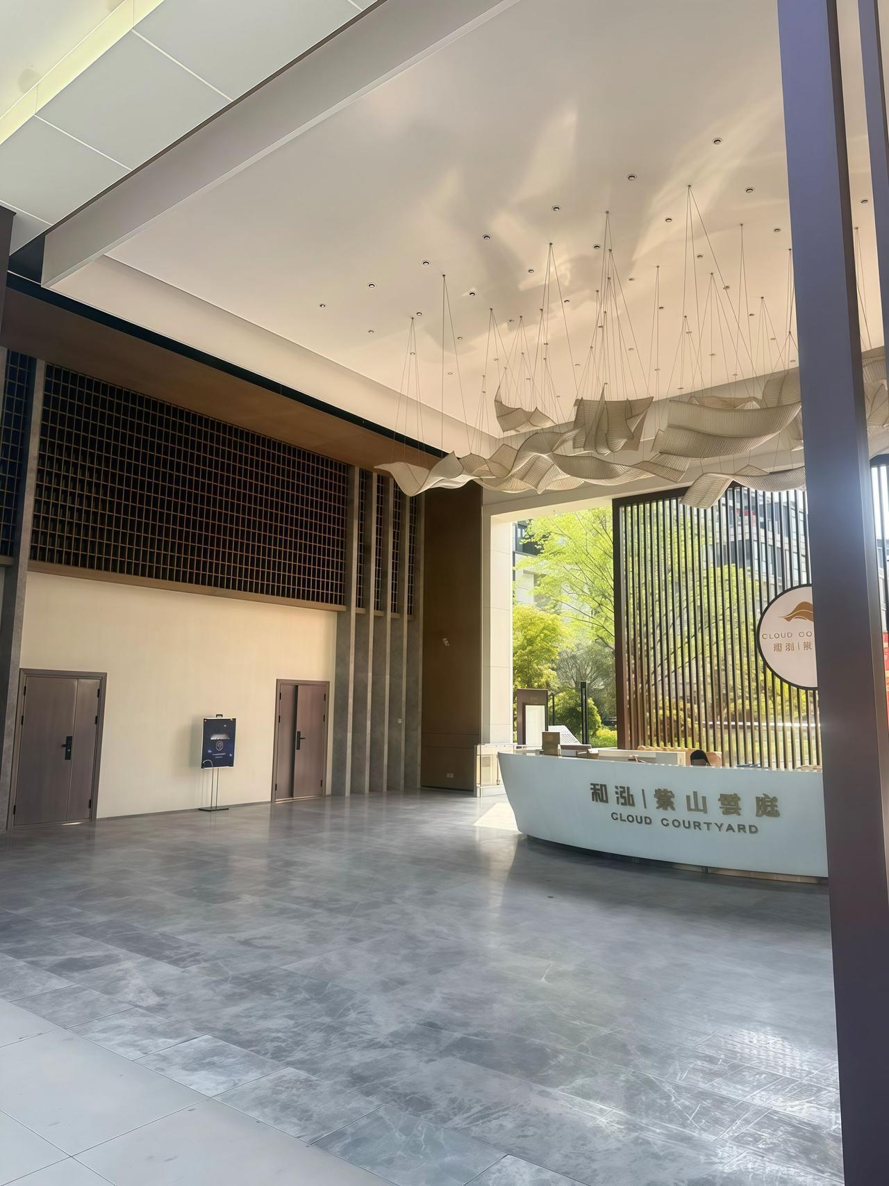 哈哈，
这里还是想自荐下，我们成都后80装修队做别墅装修还是很有经验的哈，
因为