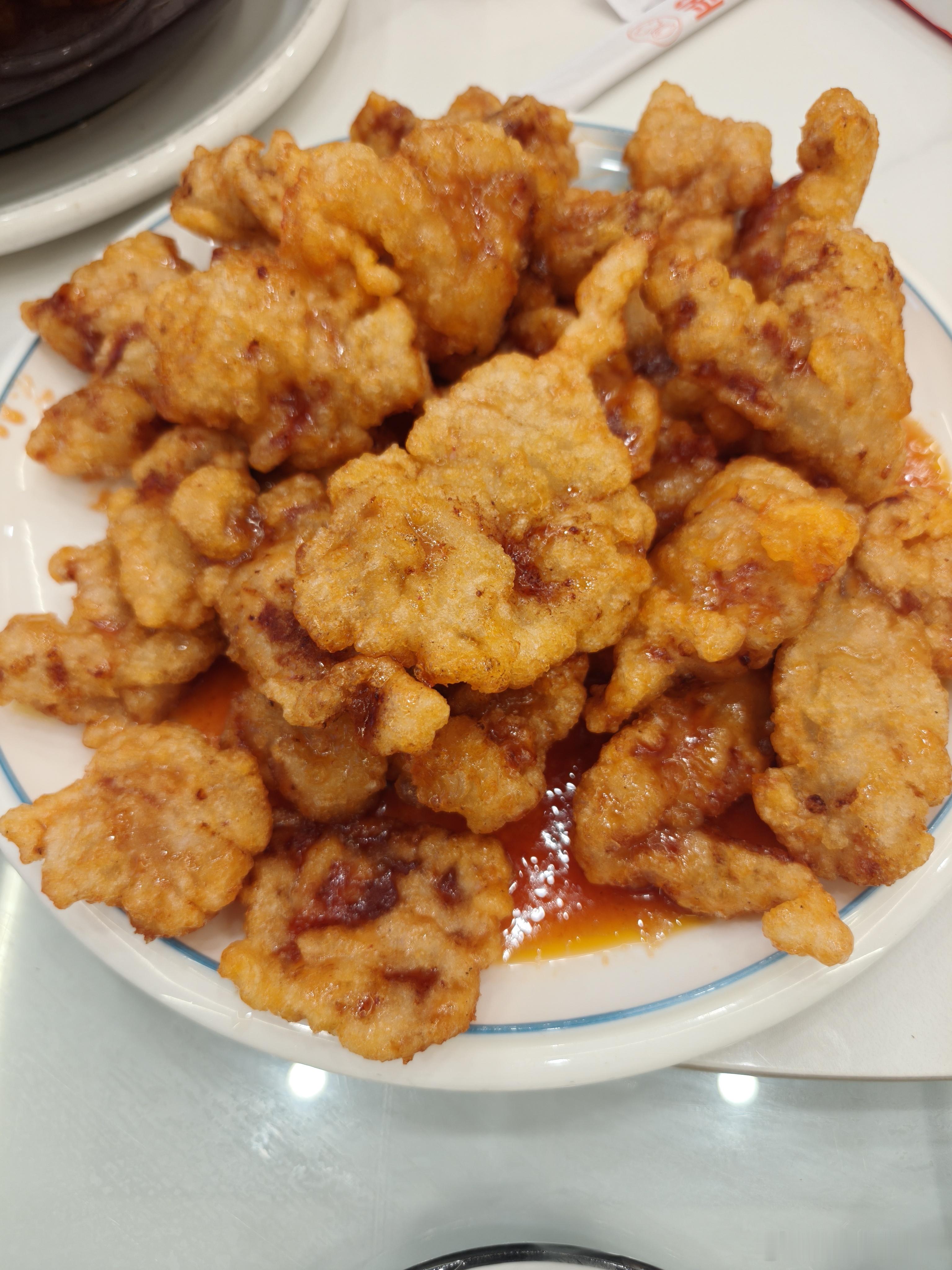 闹笑话了，我昨天晚上定了个蛋糕让今天中午送家里，我直接就去饭店了，等我家人到饭店