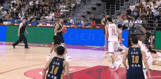 广东队新外援拉科塞维奇遭受重大打击！
拉科塞维奇三分线出手，徐昕飞扑封盖，结果把