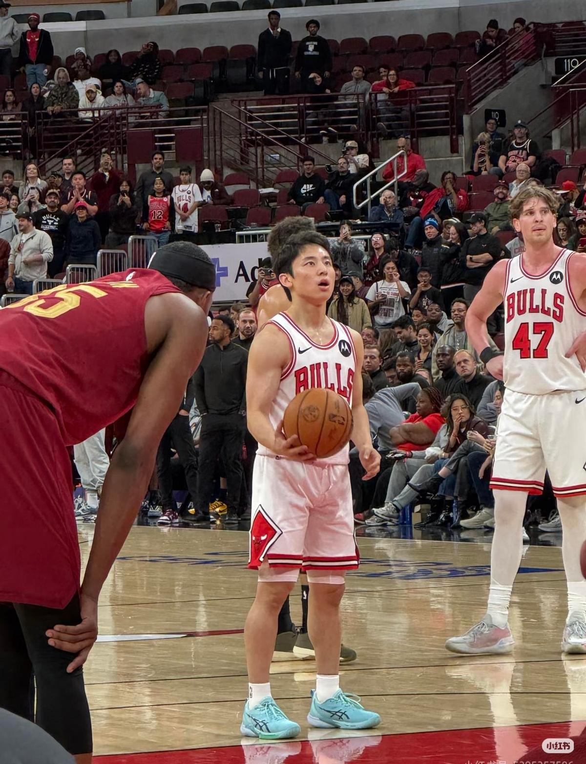 他1米75，站在NBA的球场上，像一个被误放进来的人。
可当他运球过半场，防守人