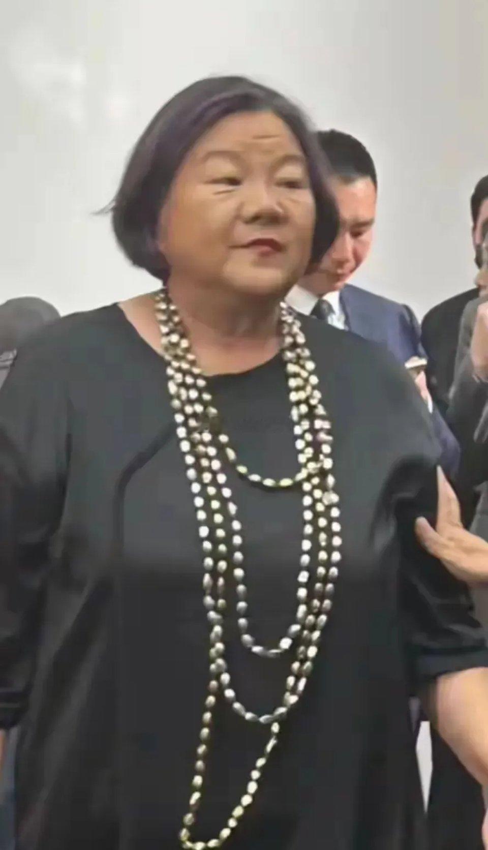 明星出席就是为了蹭个热度，洪晃出席才是给主办方面子。陈凯歌要是跟她结婚，现在肯定