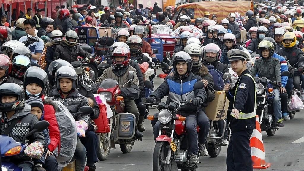 乡下有爹娘，乡下才是国人永远的家

早饭后下楼锻炼，遇到巡逻值班的保安，是那个很