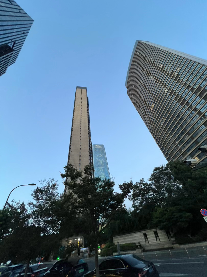 天色尚明，人已有几分微醺。结合本次台风预警预报以及各地、各行业、各部门的应急处置