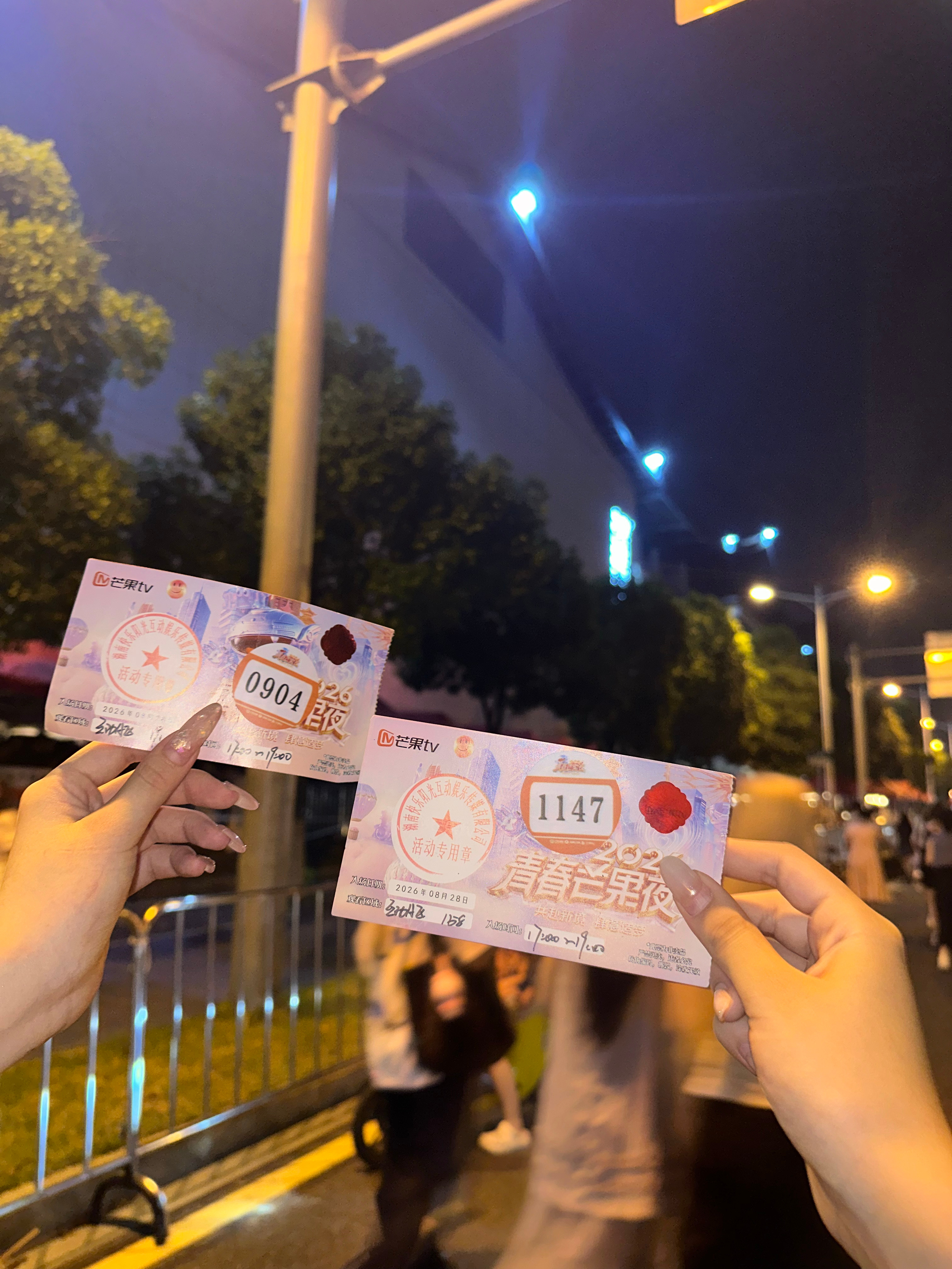 近的离谱啊啊啊啊啊啊啊我要坐等录播啊啊啊啊我的背影、荧光棒、比心等等和嘉祺同框好