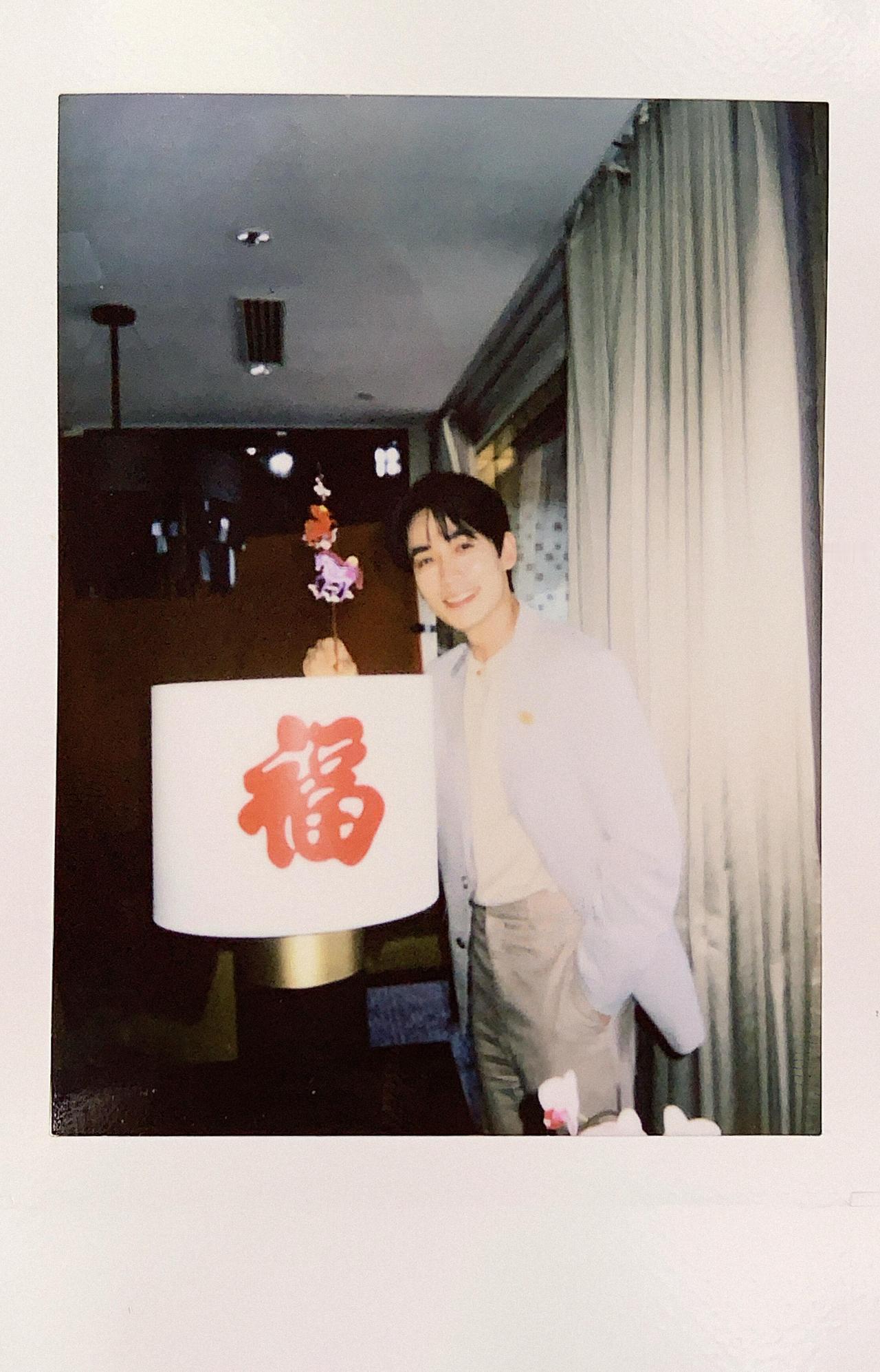 祝朱一龙38岁生日快乐！吃蛋糕吃出黑嘴，太甜糊嗓子还掉色。这生日蛋糕太有“特色”