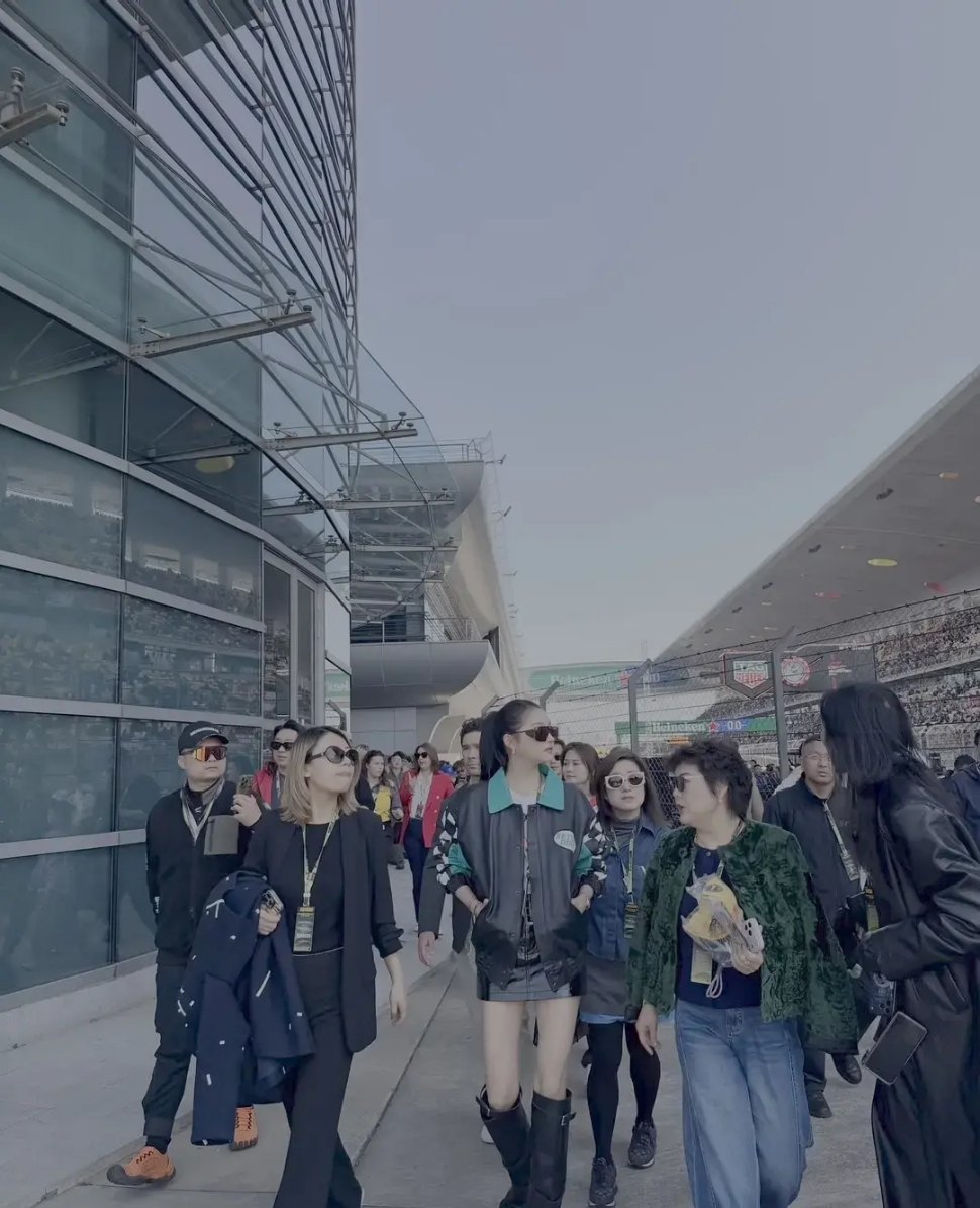 关晓彤上海F1活动彤姐太帅太美了吧！ 