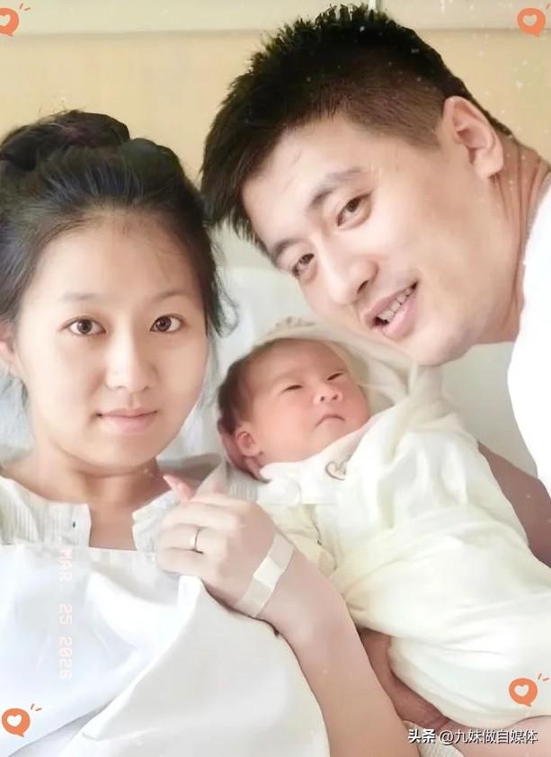 看到张雪峰妻子的照片，才知道他的妻子李丽婧竟然还是个90后！

李丽婧不仅是个女