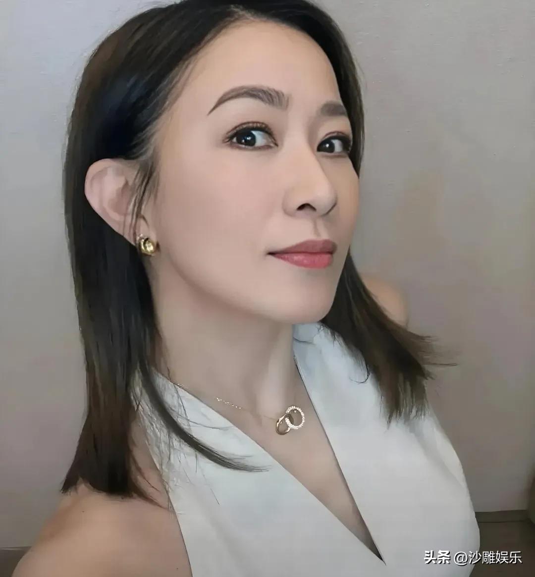 51岁佘诗曼，感慨发文！




7月24日，视后佘诗曼回母校了！
适逢协恩中学