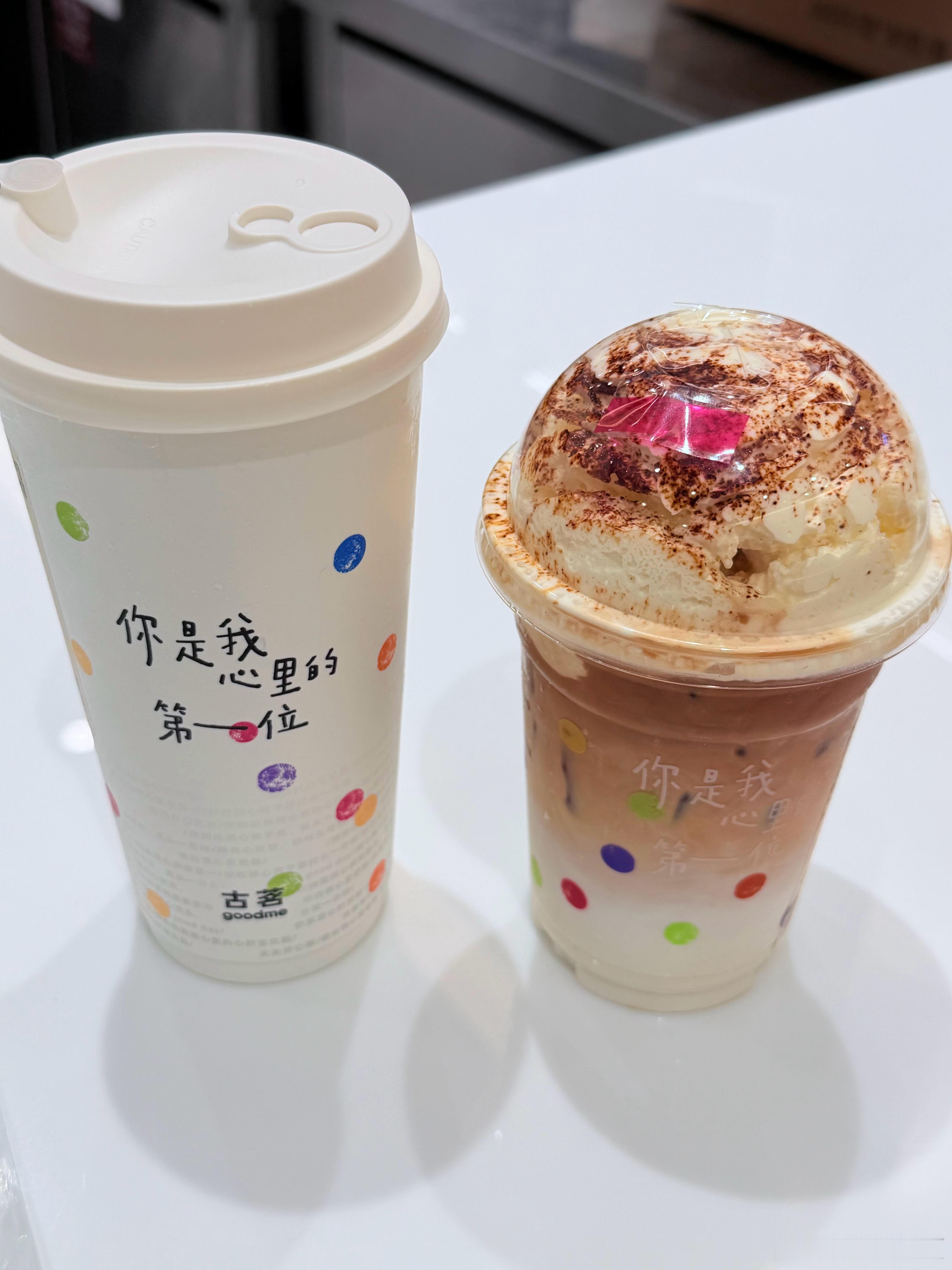 香草籽雪芙拿铁没那么甜，爱喝甜的可以喝右边那个马上有米拿铁诶这两个都好喝