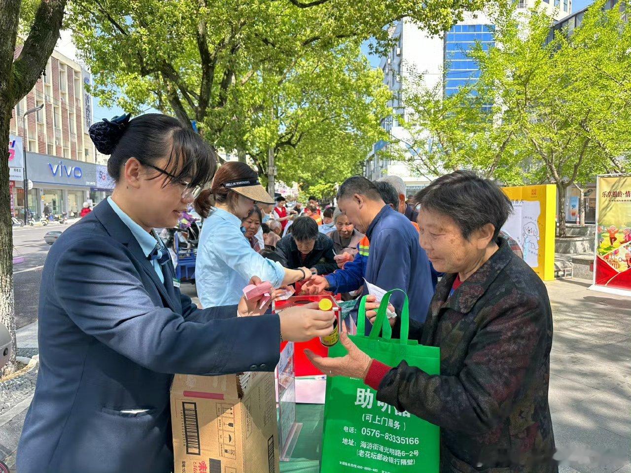 台州便民服务日将关怀送到长者家门口 近日，台州三门。海游街道石羊社区成功举办“乐