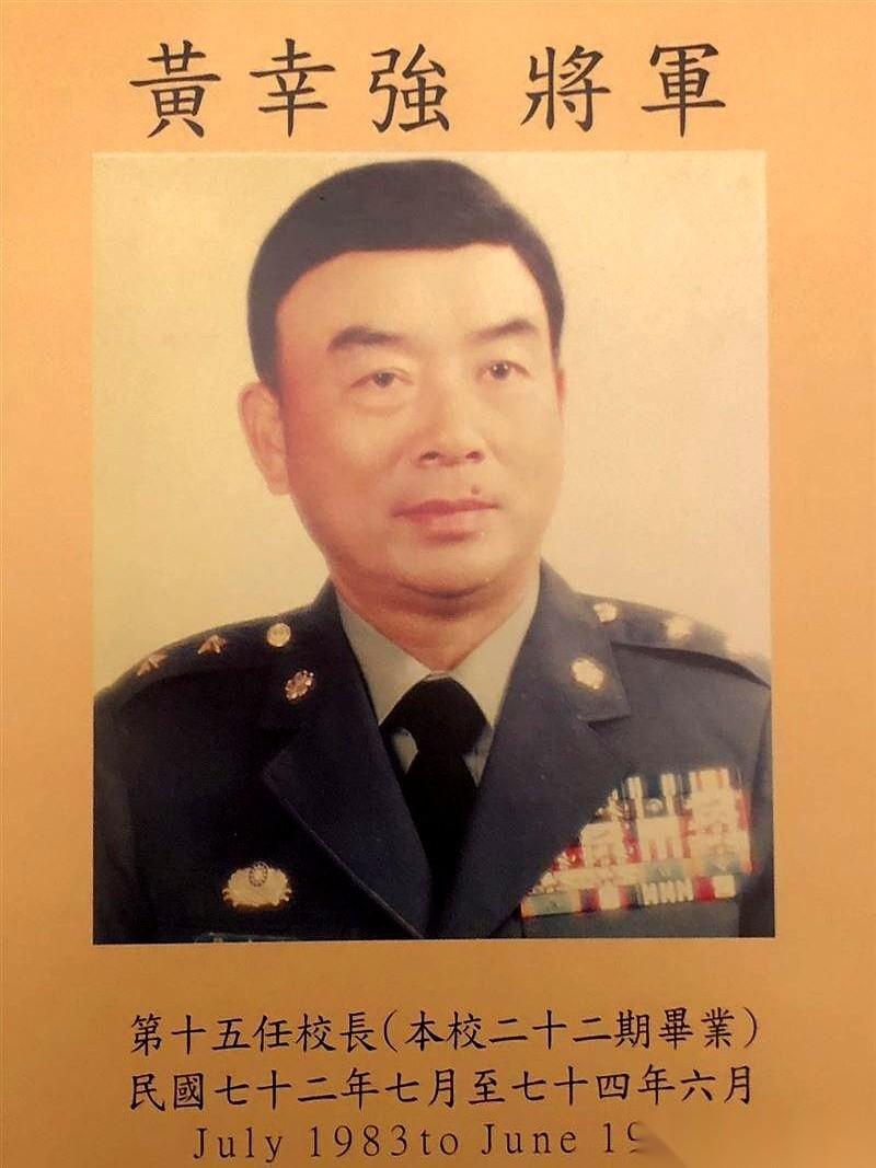 你敢信吗？
对岸的前陆军总司令，二级上将，一辈子都在准备跟我们打仗的人。
他晚年