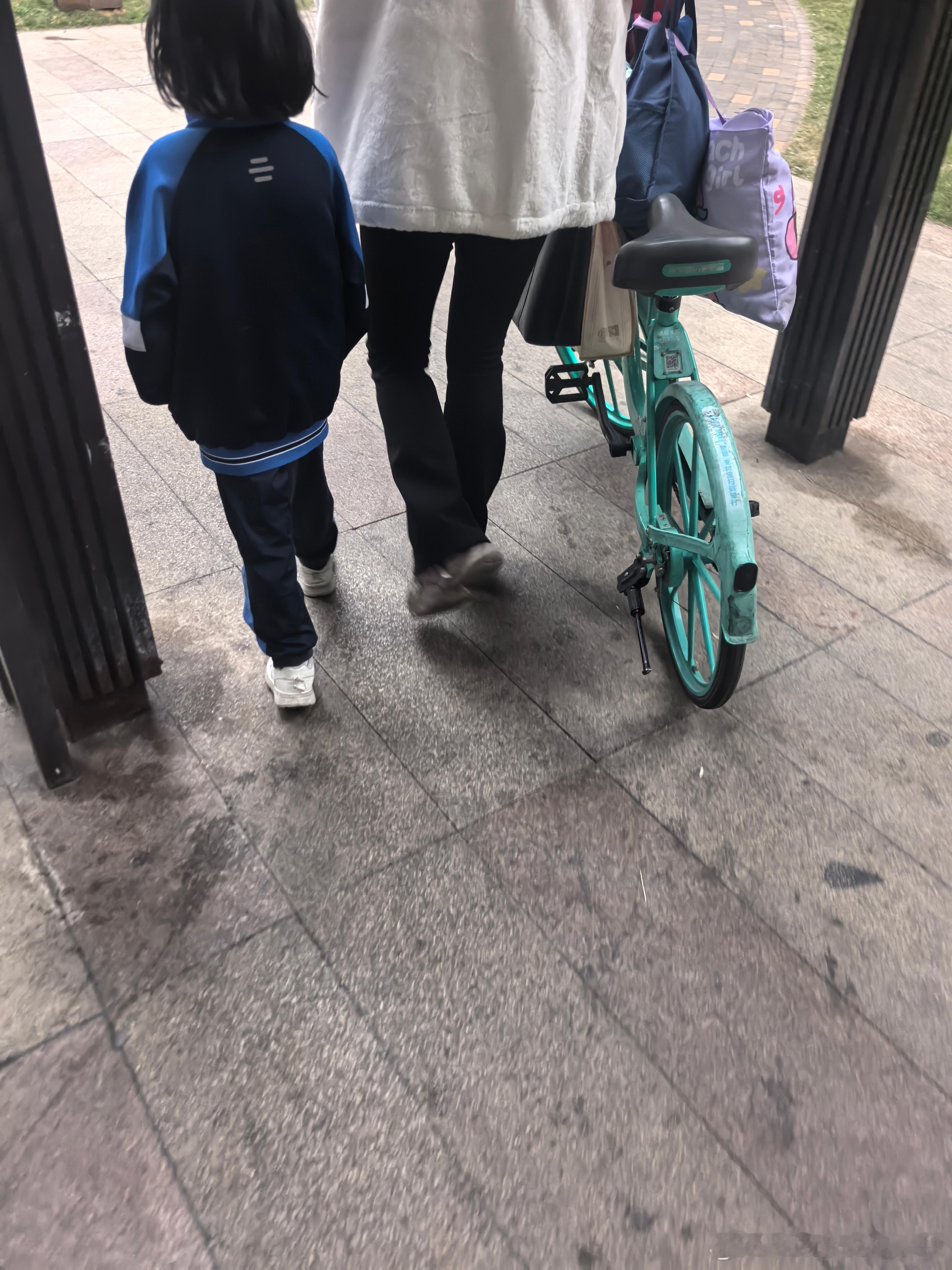 邻居拉着共享单车进小区，是变成私人财产了吧？